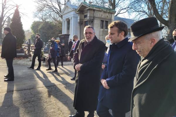 Macron elnök a Kozma utcai temetőben: Nagyon érdekel az önök története